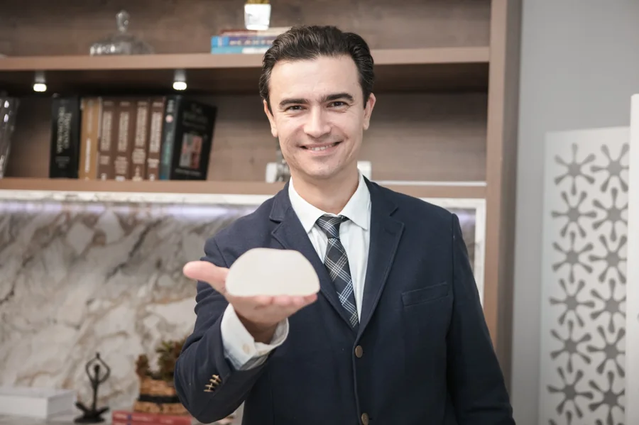 Dr. Leandro Fregadolli — Cirurgião Plástico